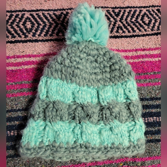 Gently used women spacecraft crotcheted winter hat like new condition - Picture 3 of 5